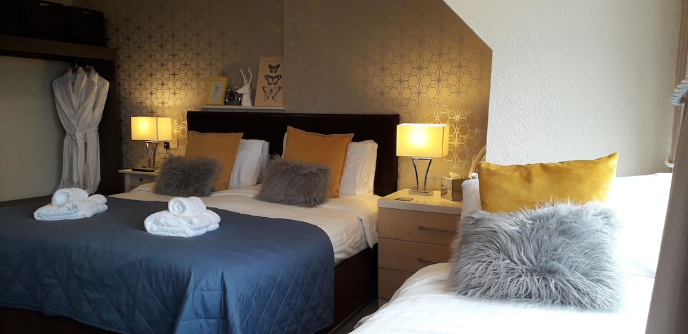 Suite, Ensuite ( 2 Adults & 1 Child) photo 3