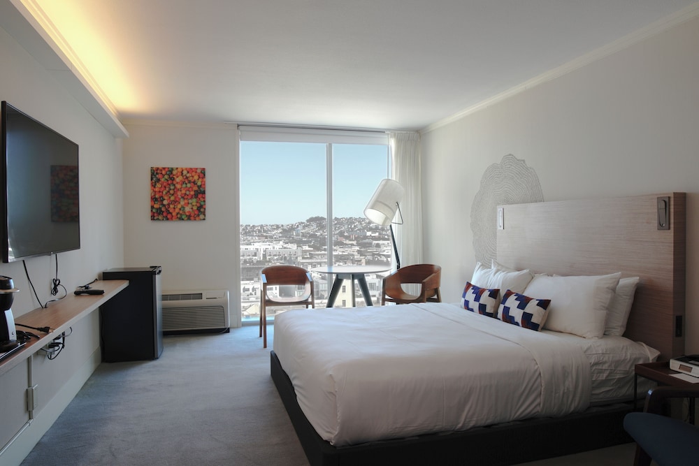1 DBL Bed, Mobility and Hearing Impaired Access Room, Roll-In Shower, Non Smoking - Photo 1