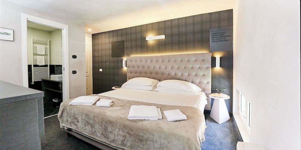 Exclusive Suite, 2 Bedrooms, Lake View photo 3