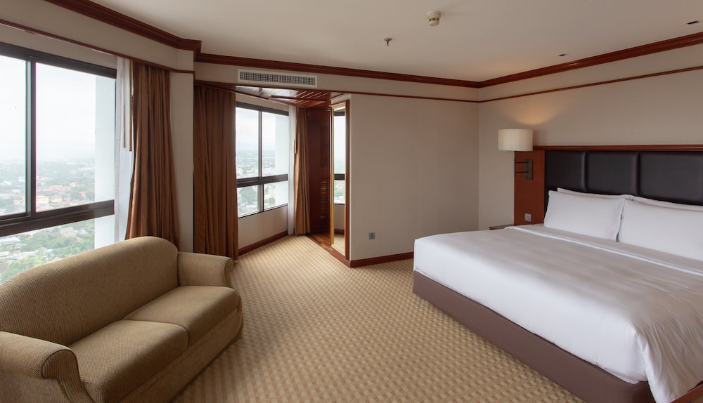 Deluxe Suite, 1 King Bed - Photo 3