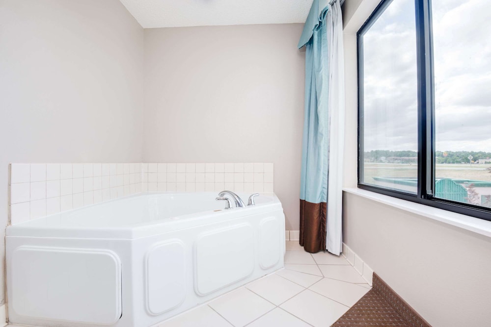 Suite, 1 King Bed, Hot Tub photo 2