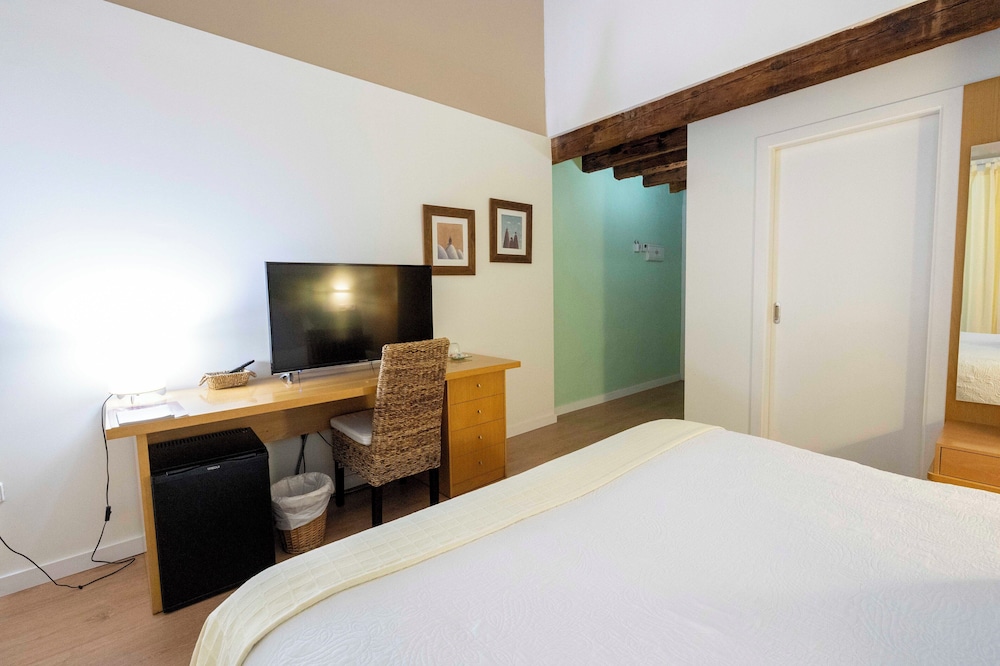 Standard Double or Twin Room - Photo 7