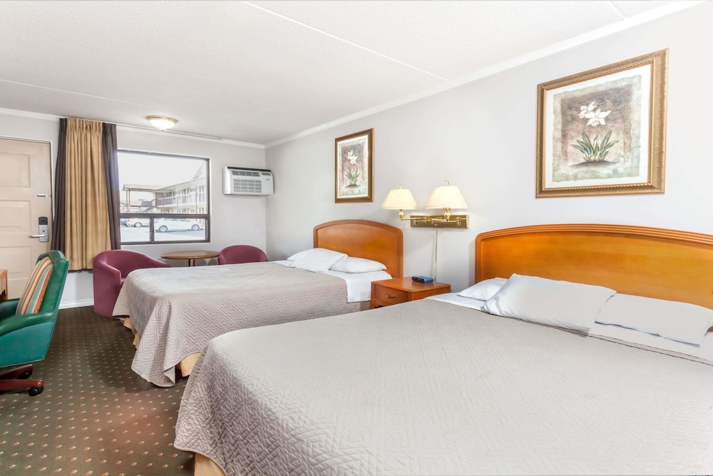 Family Room, 2 Queen Beds, Non Smoking - Photo 5
