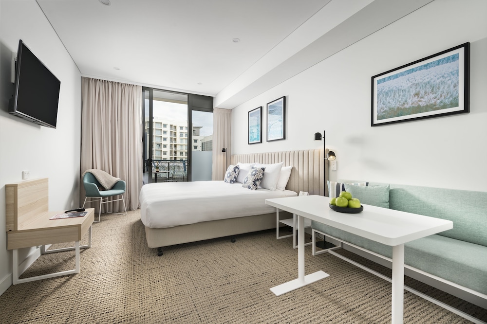 Deluxe Studio, Roll-in Shower (1 King Bed or 2 Single Beds)