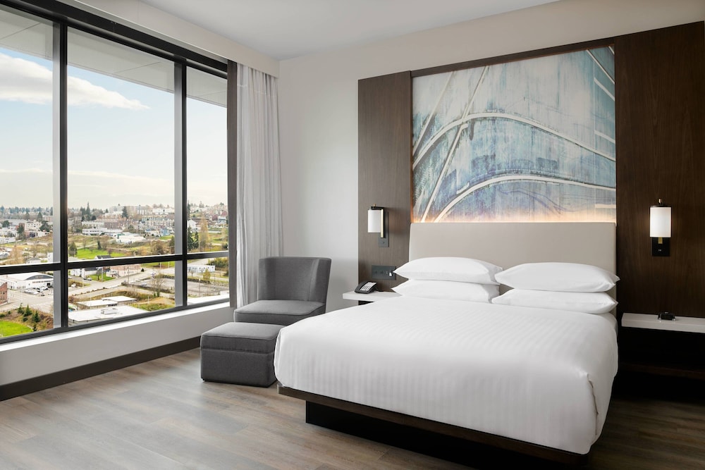 Deluxe Room, 1 King Bed, Corner - Photo 4