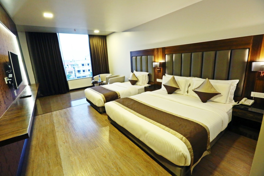 Family Triple Room, 1 King Bed photo 2