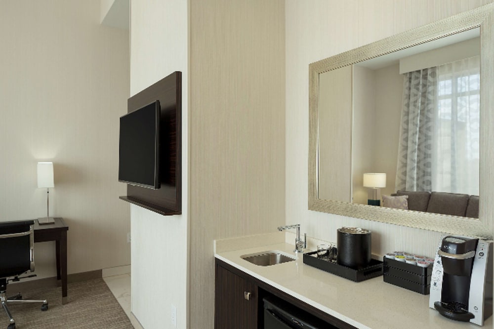 Premium Suite, 1 Queen Bed, Accessible, Non Smoking photo 3