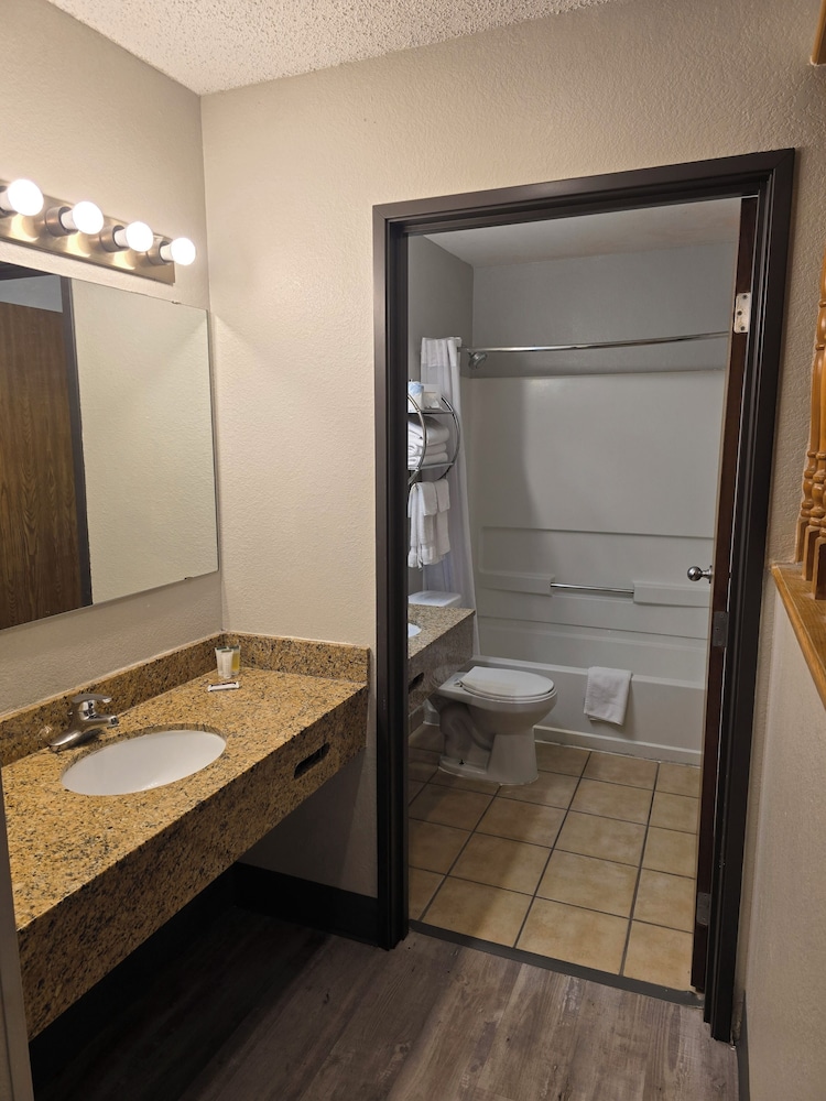 Deluxe Single Room, 2 Queen Beds - Photo 5