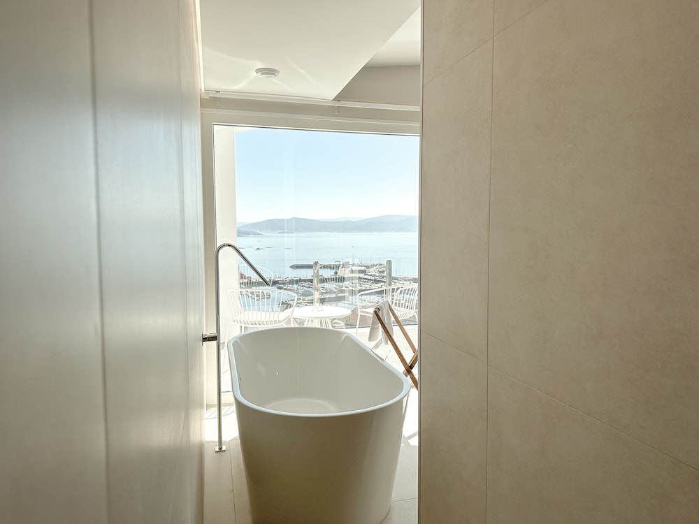 Superior Room, 1 King Bed, Balcony, Sea View photo 3