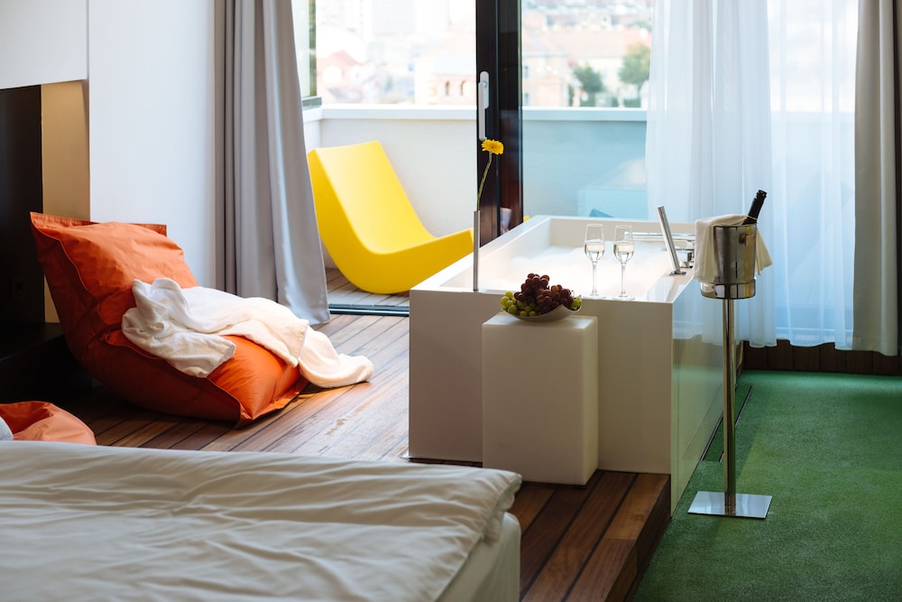Exclusive Room, 1 King Bed photo 3