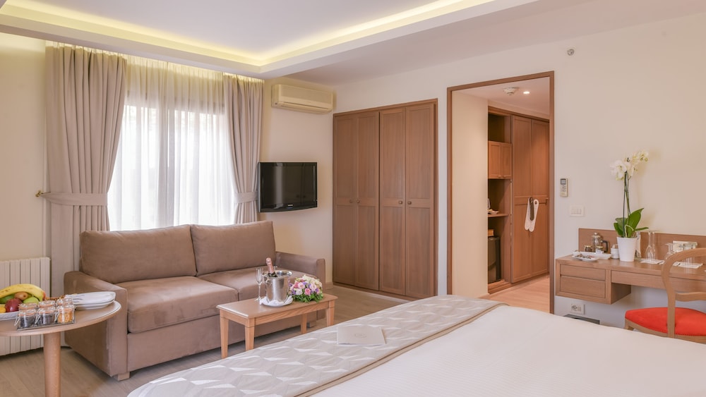 Junior Suite, 1 King Bed, Garden View - Photo 5