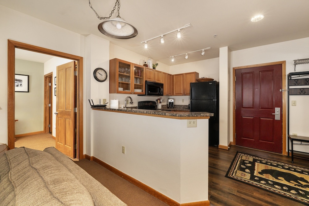 Condo, 2 Bedrooms photo 3