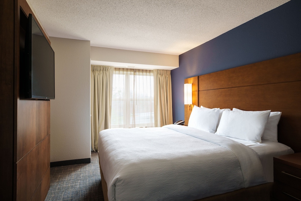 Suite, 2 Bedrooms - Photo 2