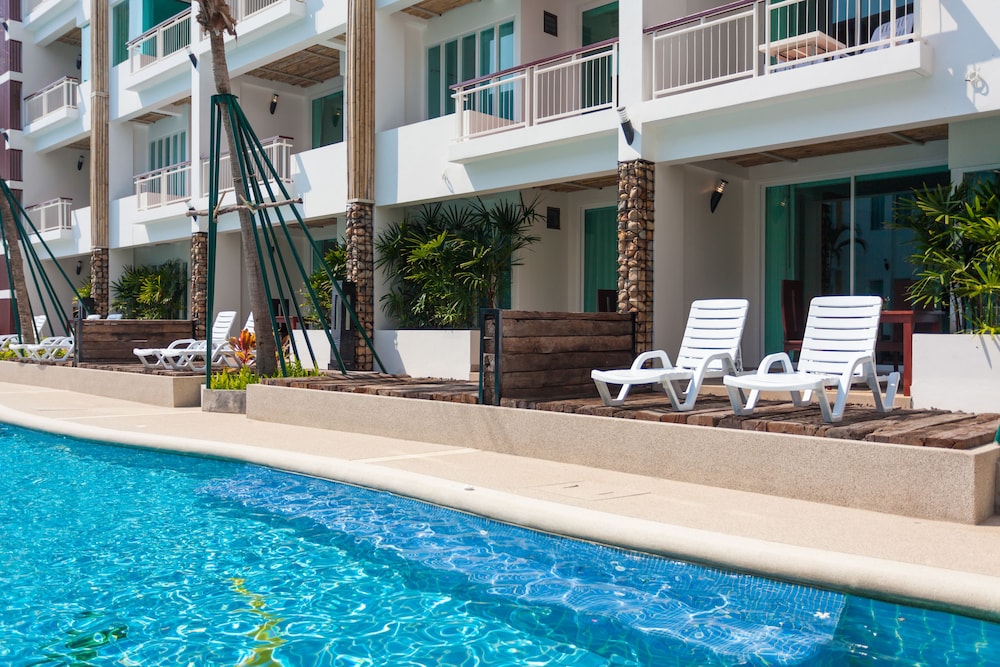 Standard King or Twin Room, Pool Access photo 2