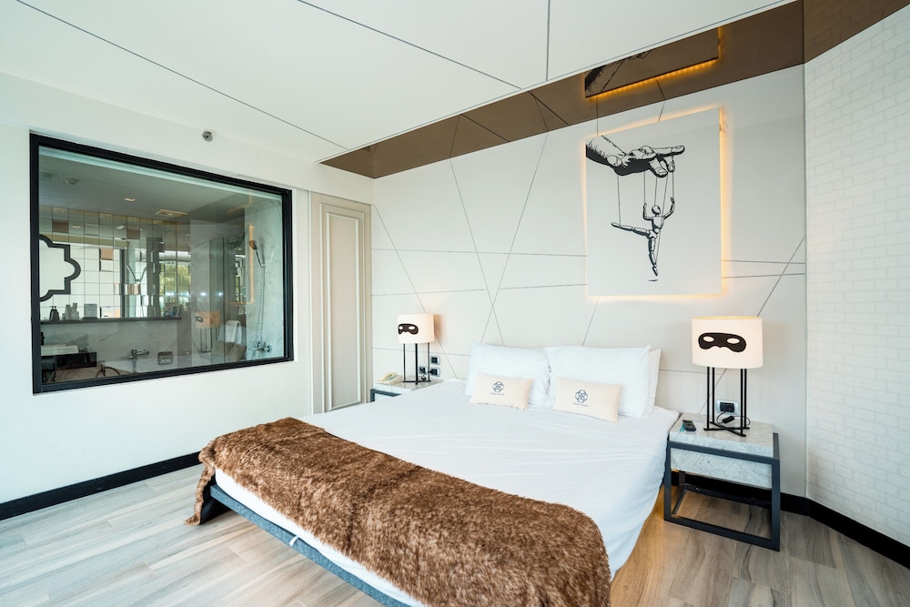 Deluxe Room, 1 King Bed, Sea View, Corner - Photo 5