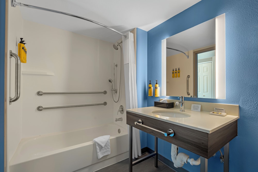 Standard Room, 1 King Bed, Accessible, Bathtub - Photo 5