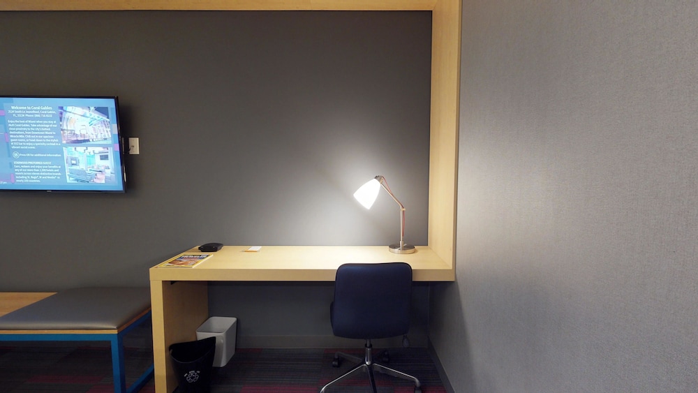 aloft, Suite, 2 Double Beds, Balcony, City View photo 2