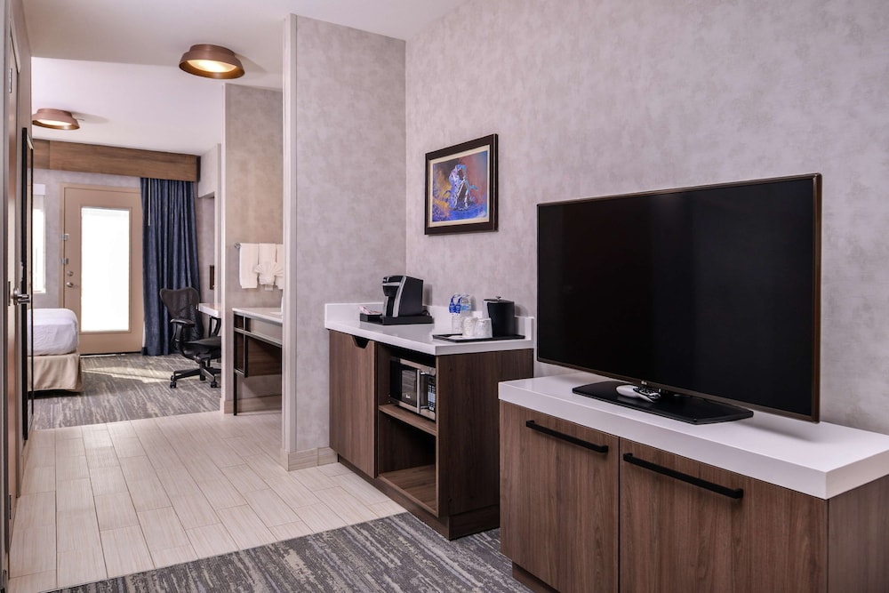Suite, 1 Queen Bed, Accessible, Bathtub (Mobility & Hearing) - Photo 2
