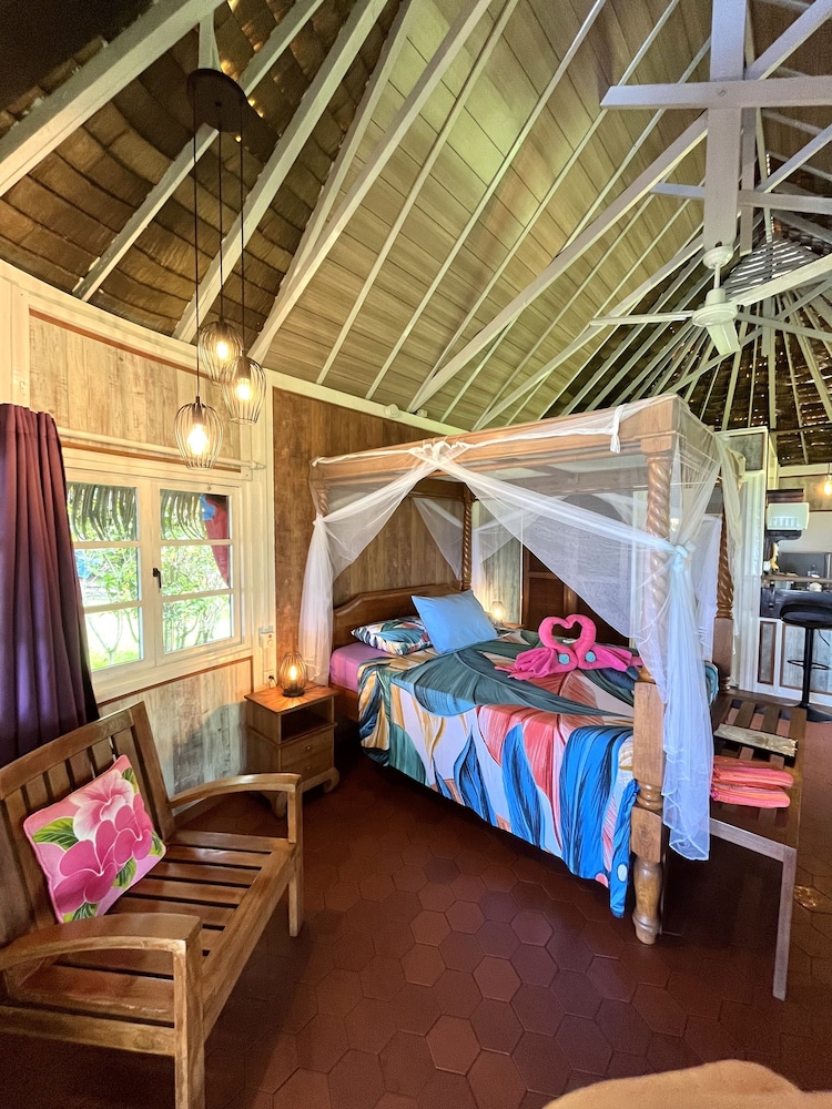 Honeymoon Bungalow, Beachside