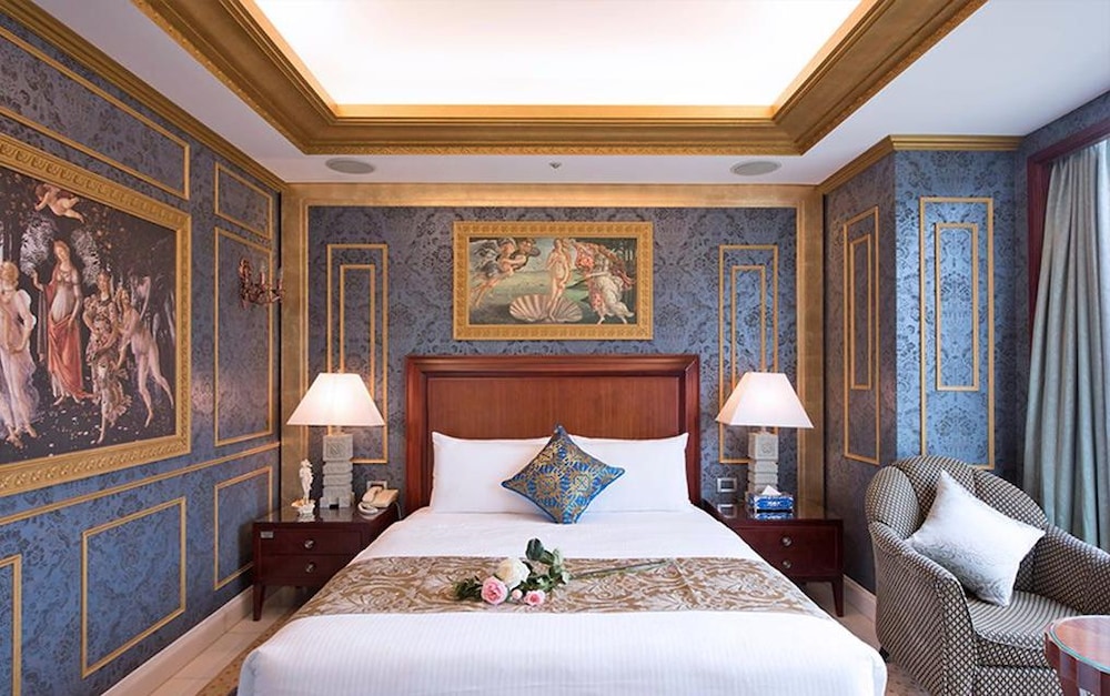 Renaissance Theme Grand View Suite photo 3
