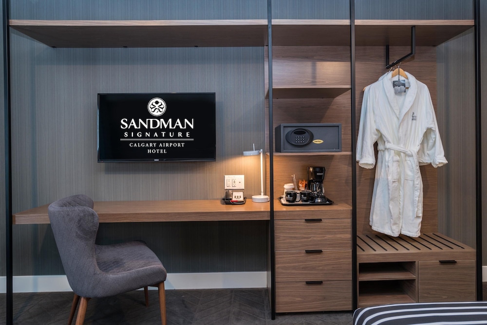 Signature Room, 1 King Bed with Sofa bed