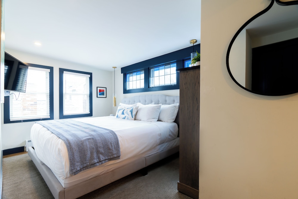 Standard Room, 1 King Bed photo 2