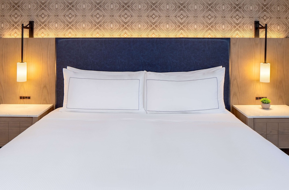 Suite, 1 King Bed, Non Smoking, Corner - Photo 2