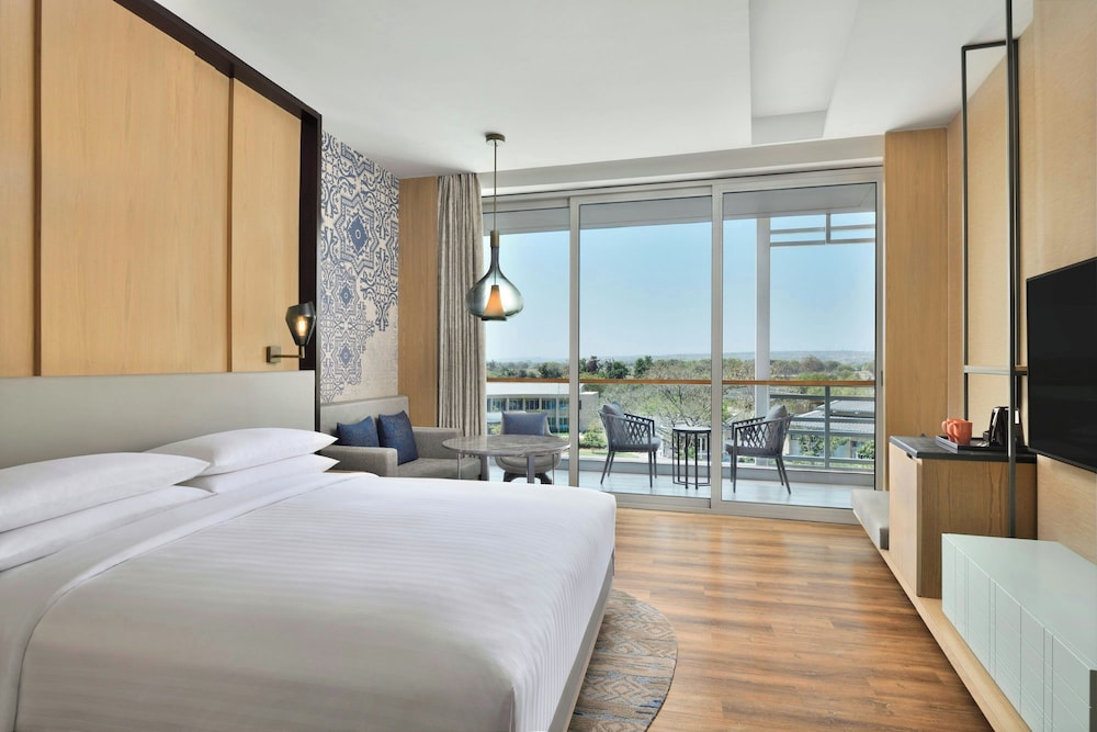 Deluxe Room, 1 King Bed, Pool View (Balcony) - Photo 1