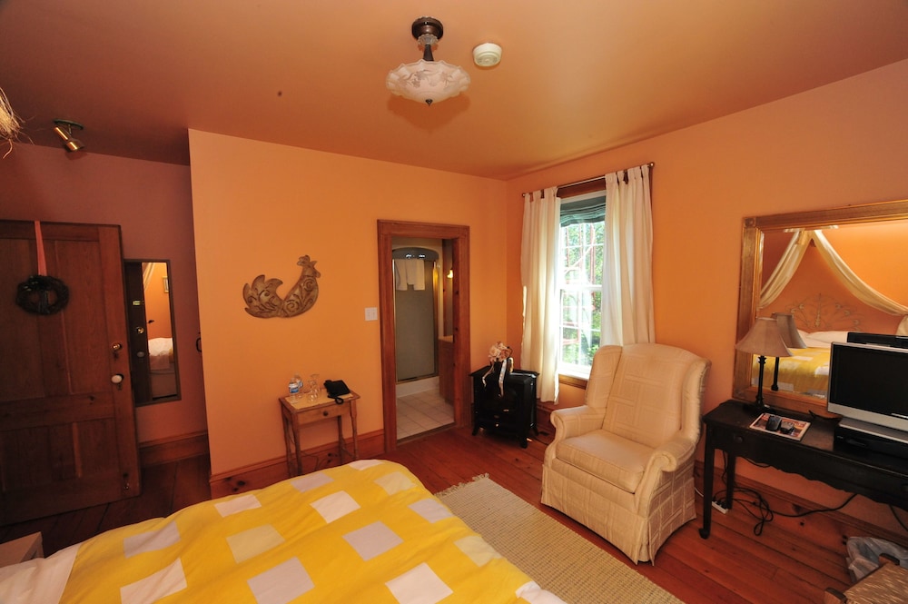 Standard Room, 1 Queen Bed photo 2