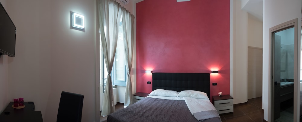 Deluxe Room, 1 Queen Bed (Red)