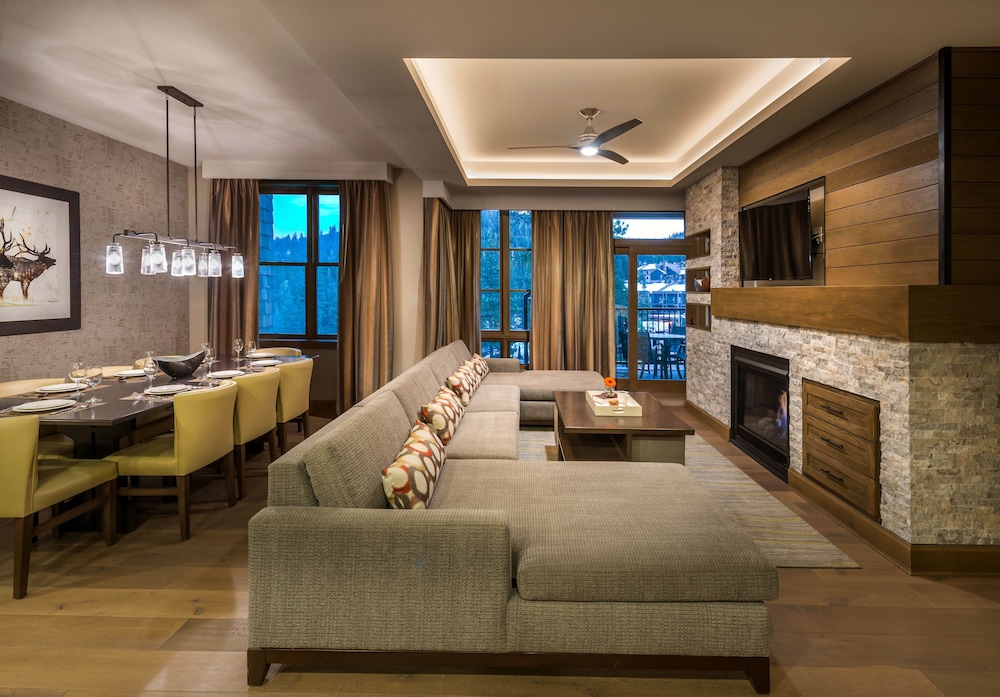 5 Bedroom Residence With Den (5 Bath/1 With Tub & Separate Shower) photo 1