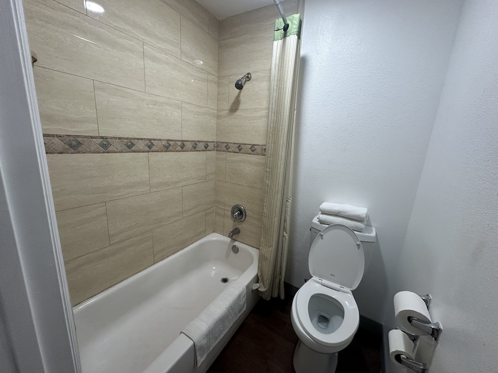 Basic Room, 1 King Bed, Non Smoking - Photo 11