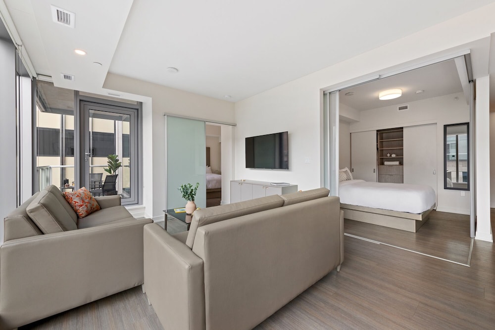 Signature Large Two Bedroom Balcony - Photo 4