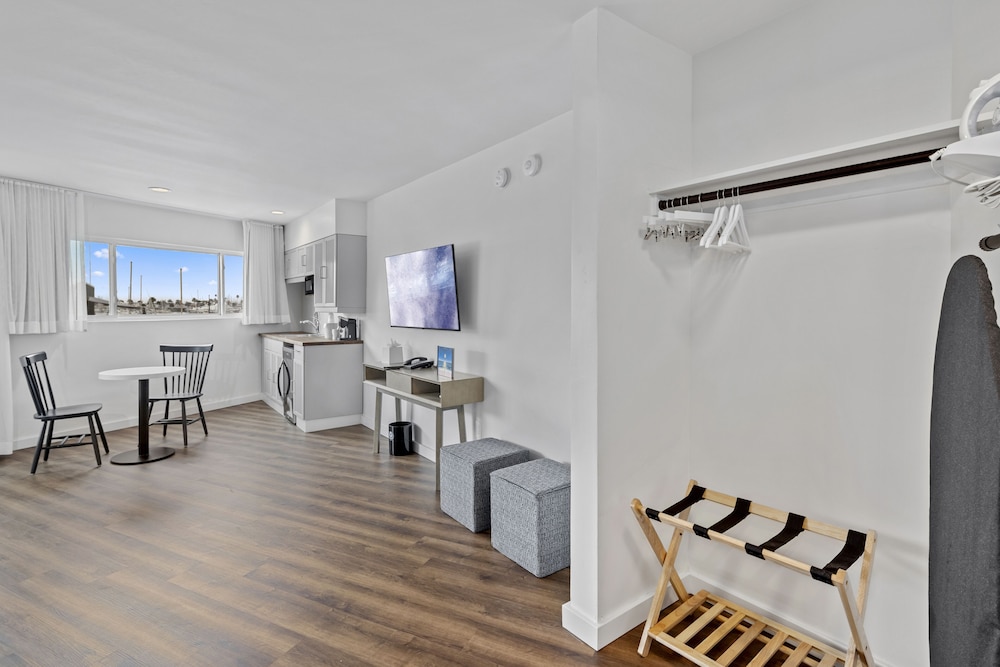 Premium Room, 1 King Bed, Kitchenette photo 2