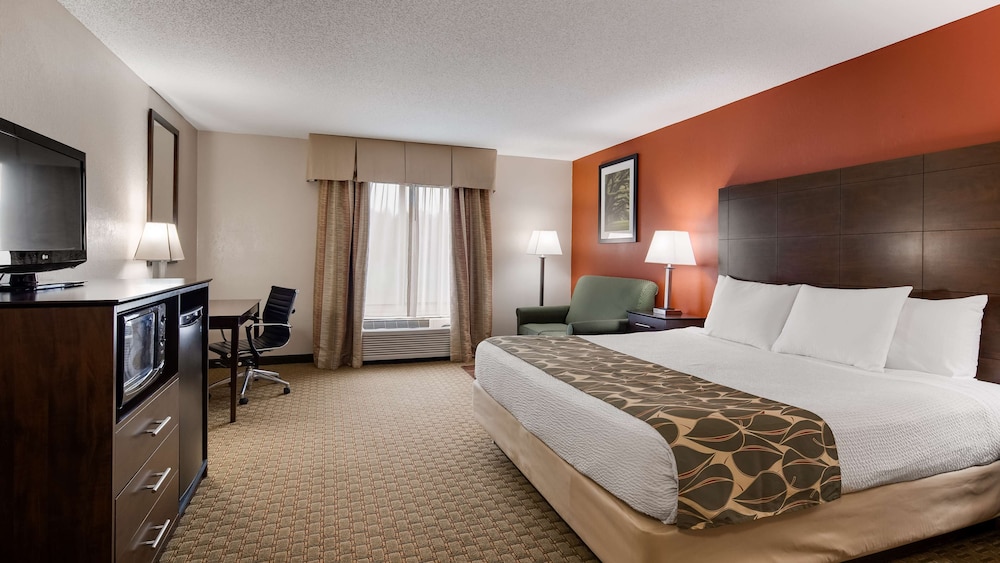 Standard Room, 1 King Bed, Accessible, Bathtub photo 2
