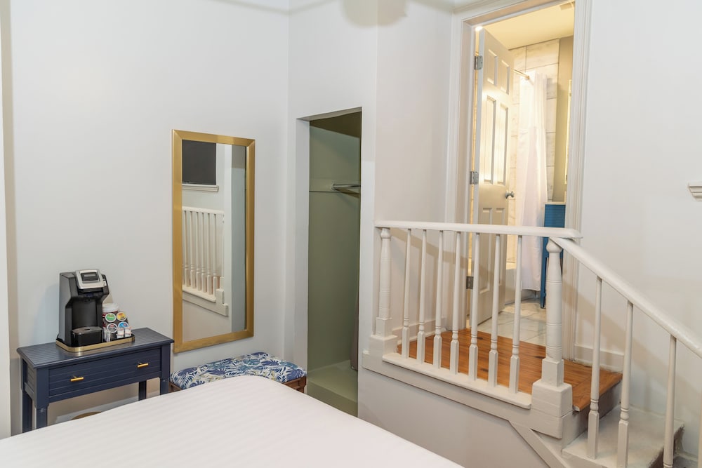 Deluxe Room, 1 Queen Bed - Photo 2