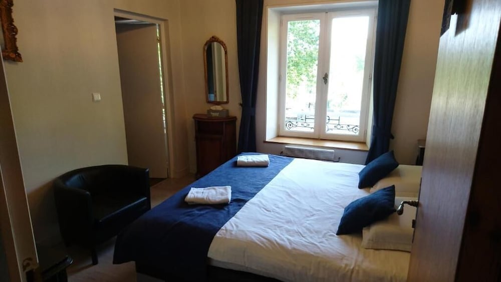 Standard Double Room, Bathtub, River View (5)