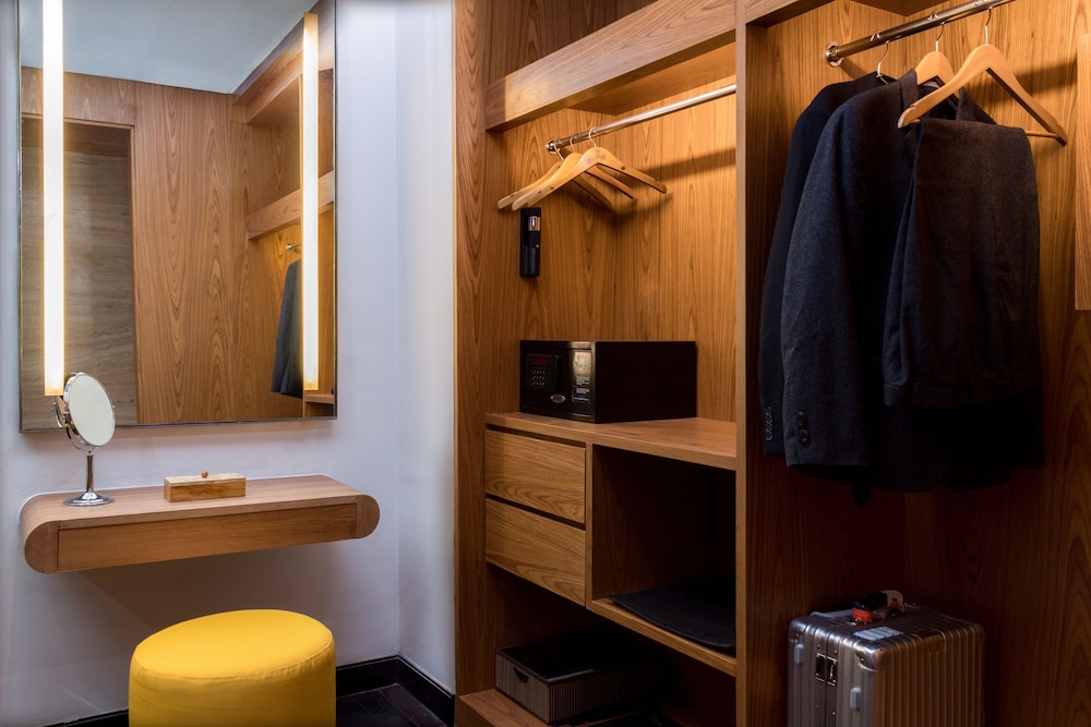 Available room thumbnail 6