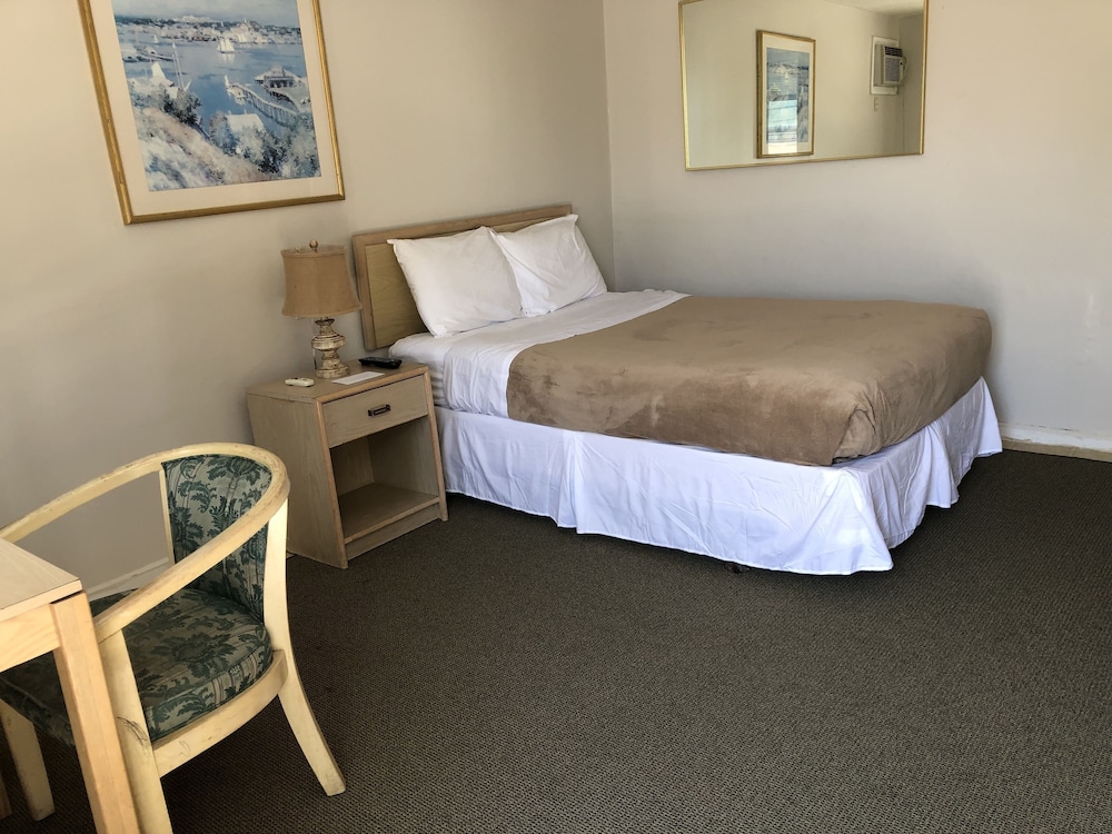 1 Full Bed with Shower Bath - Non Smoking photo 2