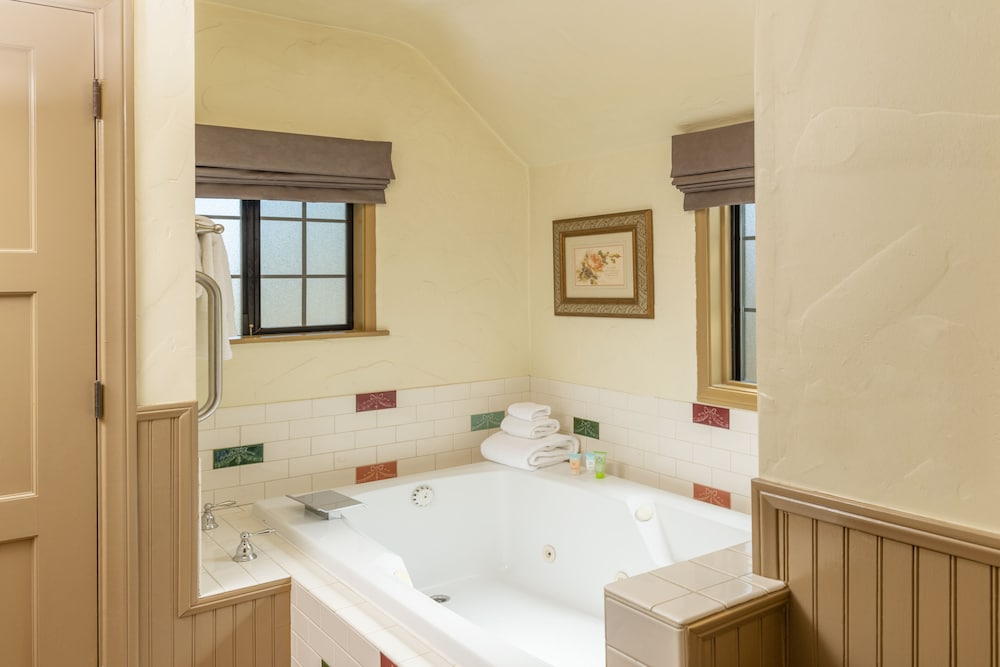 Suite, 1 Queen Bed (GARDEN COTTAGE) - Photo 4