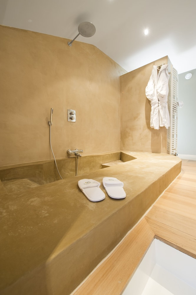 Superior Double Room, Bathtub photo 2