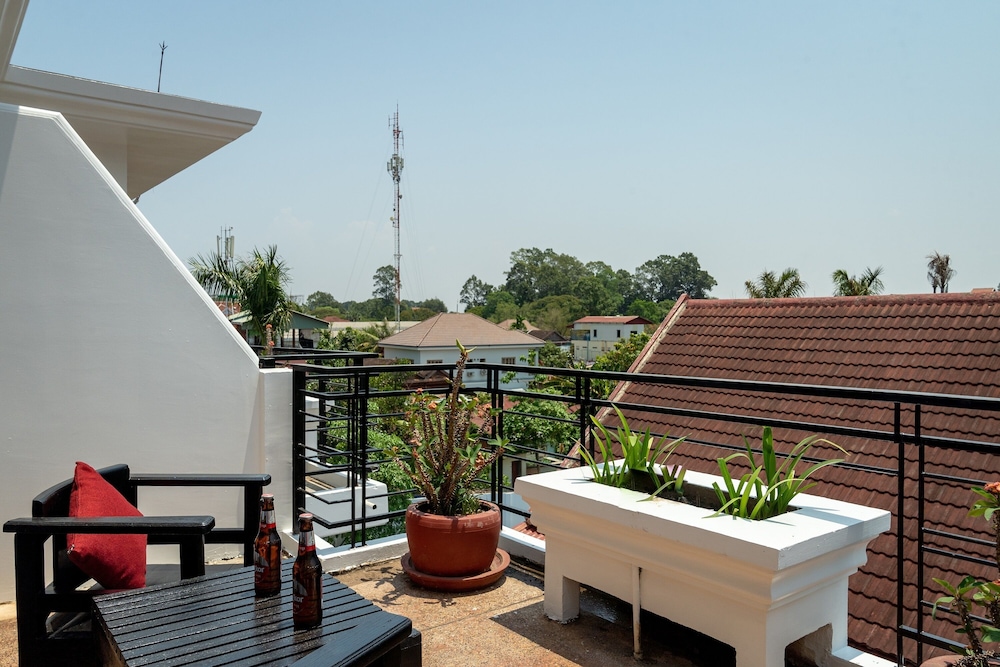 Executive Double or Twin Room, Bathtub, Pool View photo 3