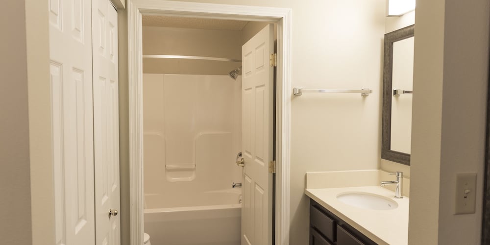 Suite, 1 Bedroom, Kitchen (2 Dbl, Living, Dining) - Photo 3