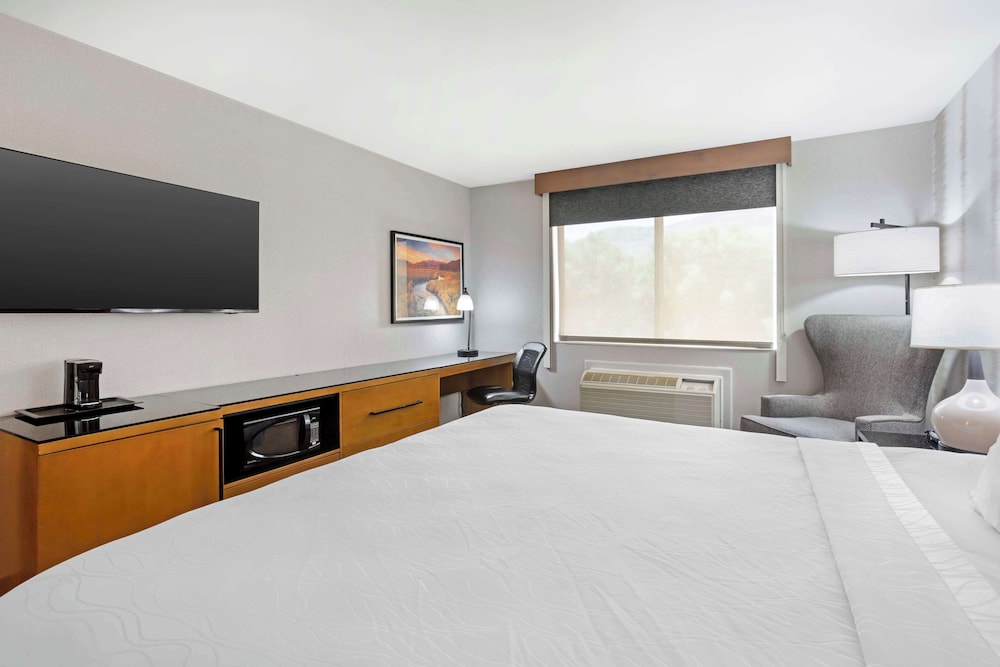 Standard Room, 1 Queen Bed, Accessible, Bathtub - Photo 2