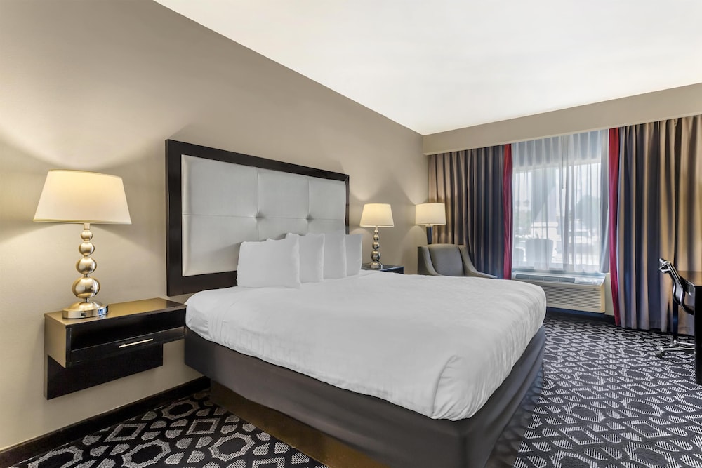 Standard Room, 1 King Bed, Non Smoking photo 1