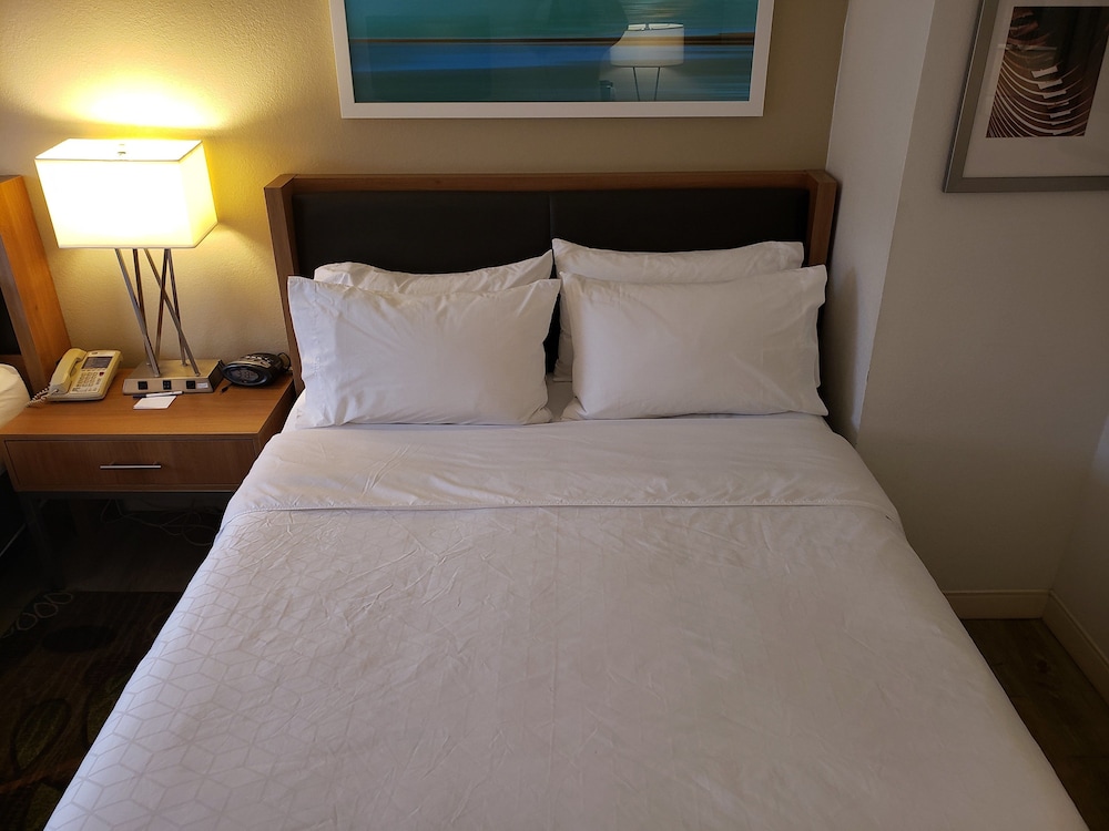 Standard Room, 1 Queen Bed, Accessible, Bathtub (Mobility) - Photo 3