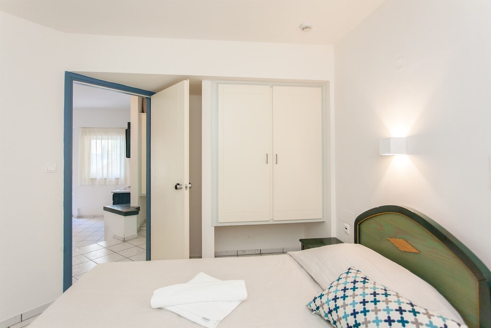 Apartment, 2 Bedrooms, Pool Access, Ground Floor photo 1