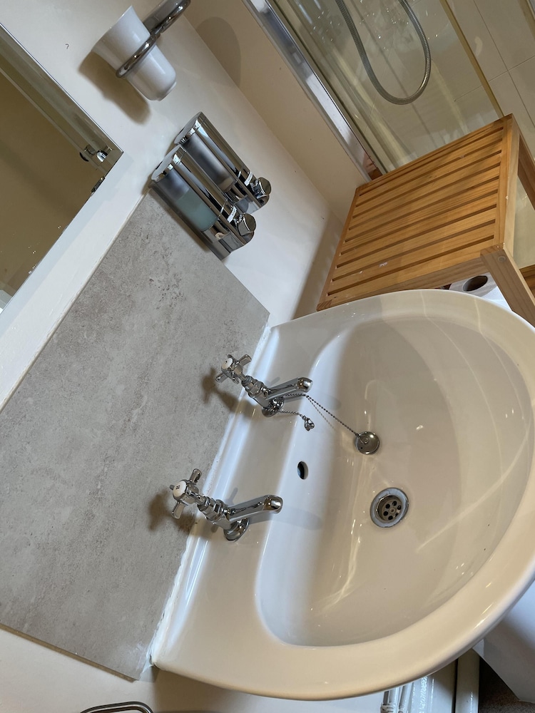 Standard Double Room, Ensuite - Photo 8