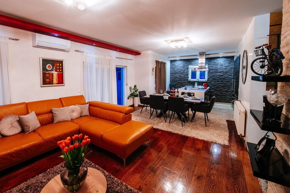 Design Villa, 5 Bedrooms, Private Pool, Garden View