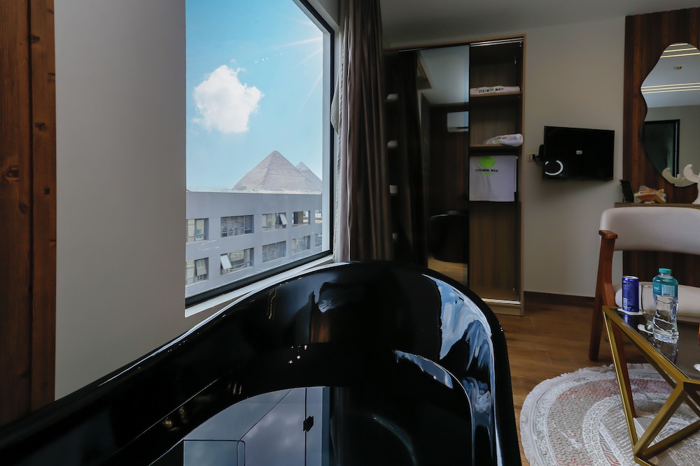 Elite Double Room, 1 King Bed, Hot Tub, Desert View photo 3